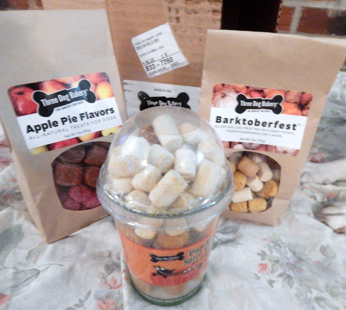 BeagleMom2's tweet photo. #ThreeDogBakery  @ThreeDogNews

Lady Shasta'n Miss Maizie here- with our help, mom FINALLY finnished this blog post review-
https://t.co/4ijYrEuRYU https://t.co/ugNkpK0hdj
