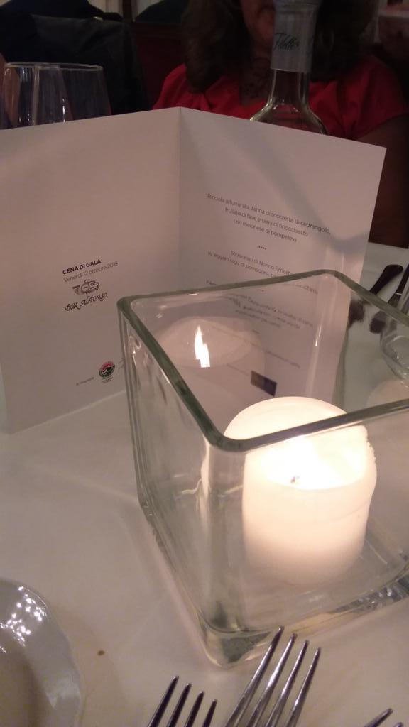 Olio evo, pomodorini e basilico. Ecco la #mozzarelladibufala campana #dop vista dal grande chef #AlfonsoIaccarino . A <a href="/FoodeBook/">Food&Book Festival</a> cena di gala in onore della sua strepitosa storia con il Consorzio Tutela #mozzarella .