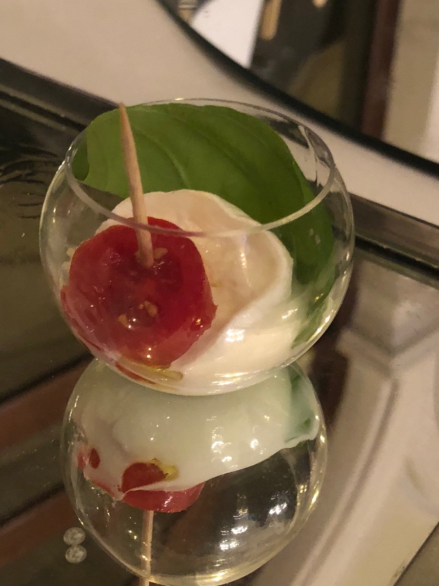 mozzarella_dop's tweet photo. Olio evo, pomodorini e basilico. Ecco la #mozzarelladibufala campana #dop vista dal grande chef #AlfonsoIaccarino . A @FoodeBook cena di gala in onore della sua strepitosa storia con il Consorzio Tutela #mozzarella . https://t.co/2V31rUKB6O