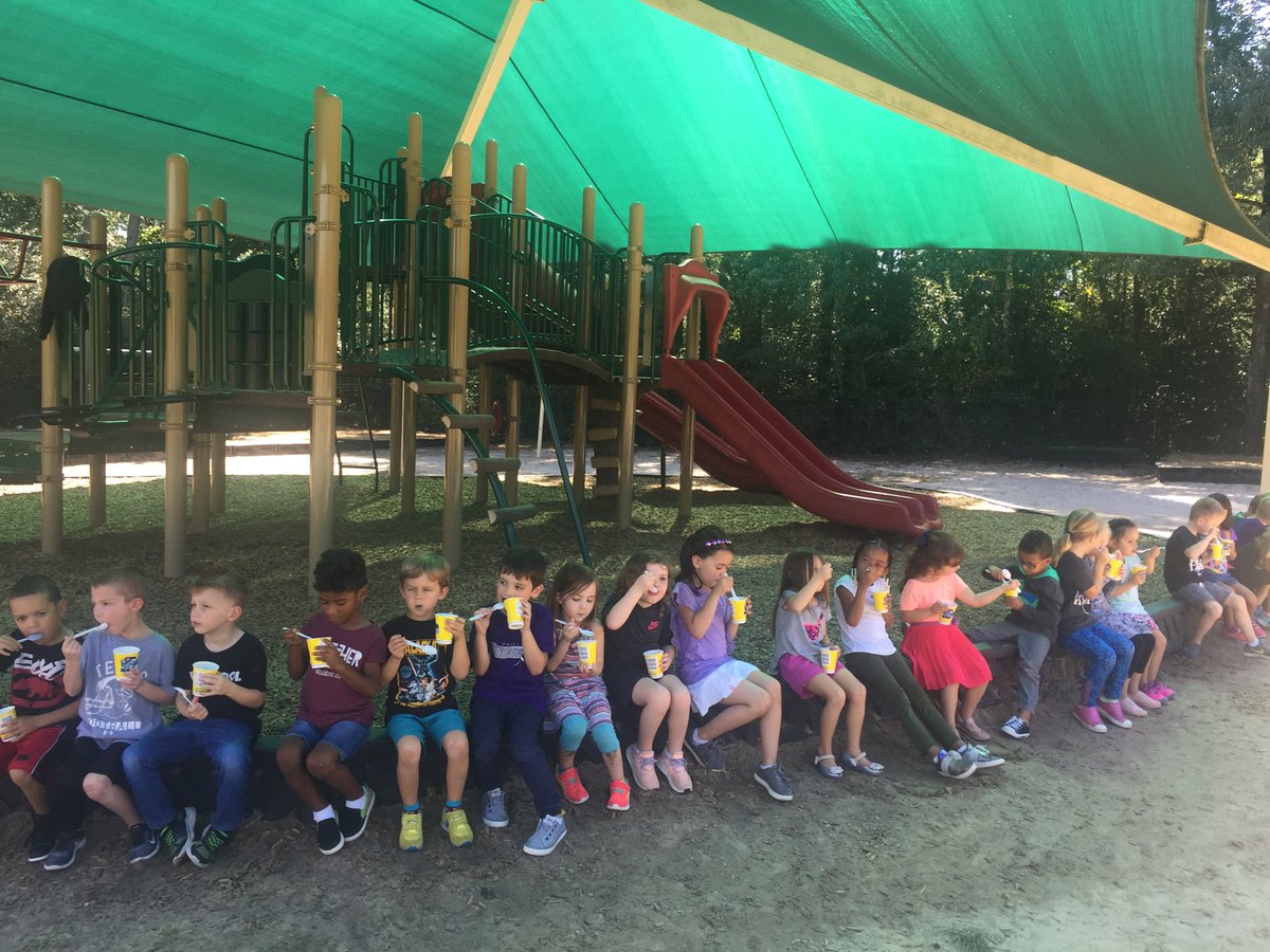 msharrisK16's tweet photo. Celebrating N.E.A.T. Kids w Kona Ice!! Never Ever Absent or Tardy!!!@PowellCISD https://t.co/6QI70u6EO0
