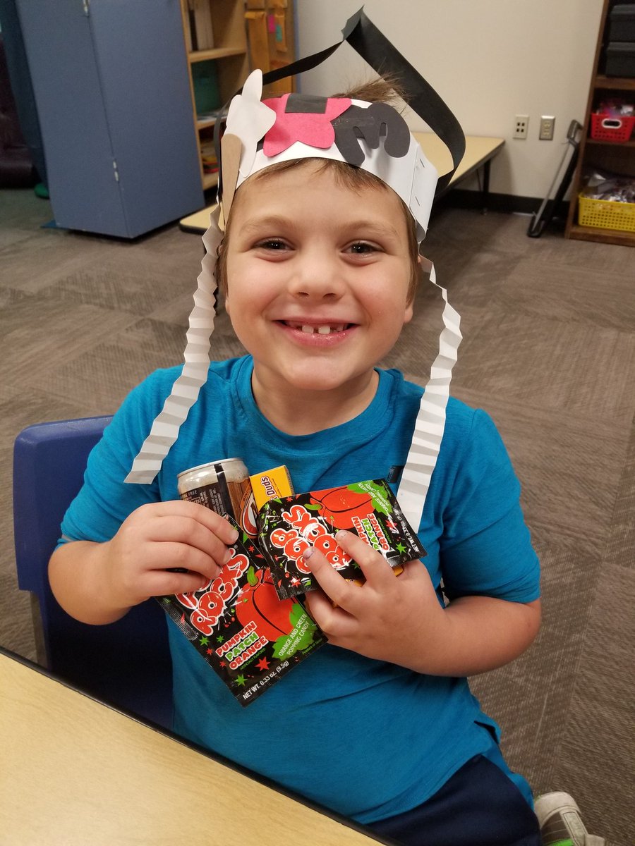 ParvisPals's tweet image. Oh boy! Keiden got to spend his Golden Tickets on a mystery bag! This is his first experience with pop rocks and its poppin' #LMEMagic #MagicPride #ChooseKind