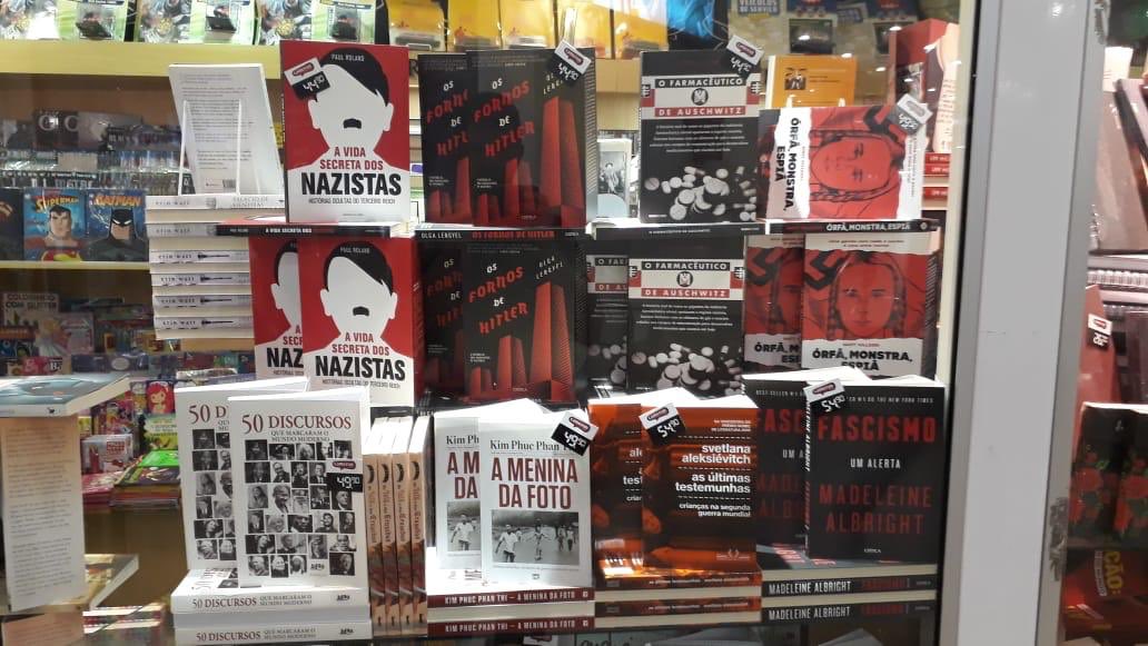 alexaguiarpoa's tweet photo. Será que essa livraria em shopping de Porto Alegre está querendo passar algum recado? https://t.co/UcwTcwvlmA