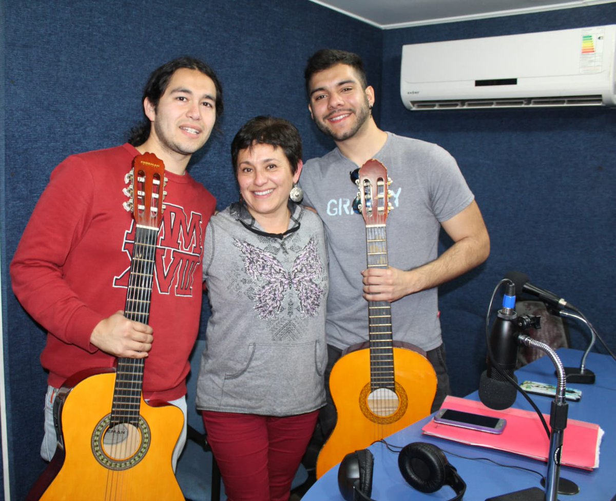 TribunaSocialcl's tweet photo. Hoy estamos en viernes de música en vivo junto los amigos #SeptimaNota sigue en vivo @radio_mistral 👉https://t.co/pCID3hxXFg @eldia_cl https://t.co/WHUjxKaDHV