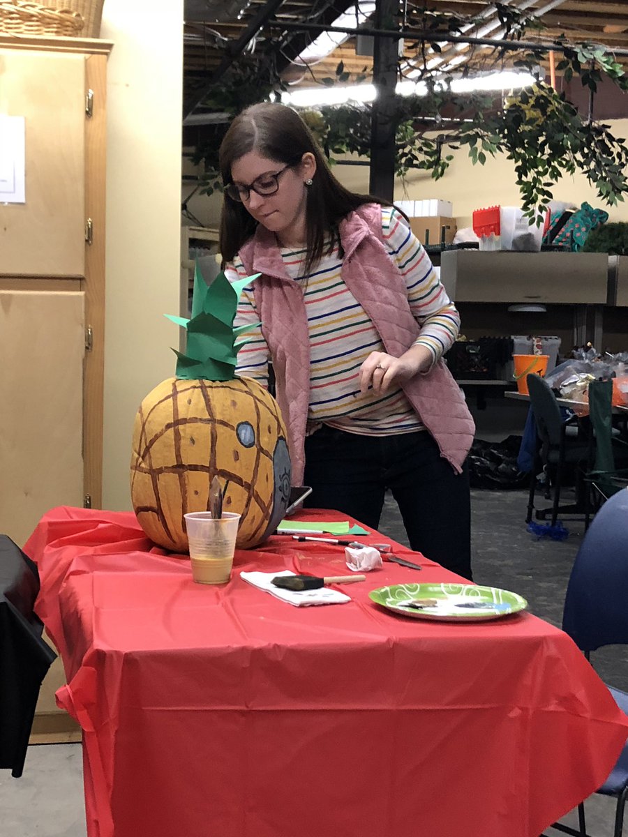 FaCSMVHS's tweet photo. Wonderful morning of Service painting pumpkins for Pumpkin Pallooza! @sunflower_house #mcmsmustangs #232Connect https://t.co/ZE1UMqag4M