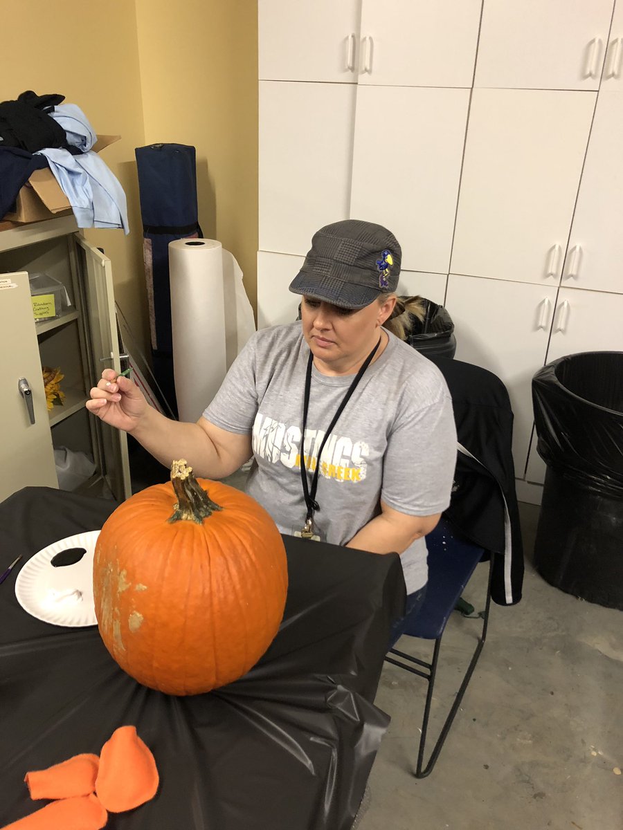 FaCSMVHS's tweet photo. Wonderful morning of Service painting pumpkins for Pumpkin Pallooza! @sunflower_house #mcmsmustangs #232Connect https://t.co/ZE1UMqag4M