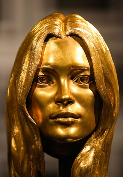 Captivate On Twitter A Life Size Bust Of Supermodel Kate Moss And