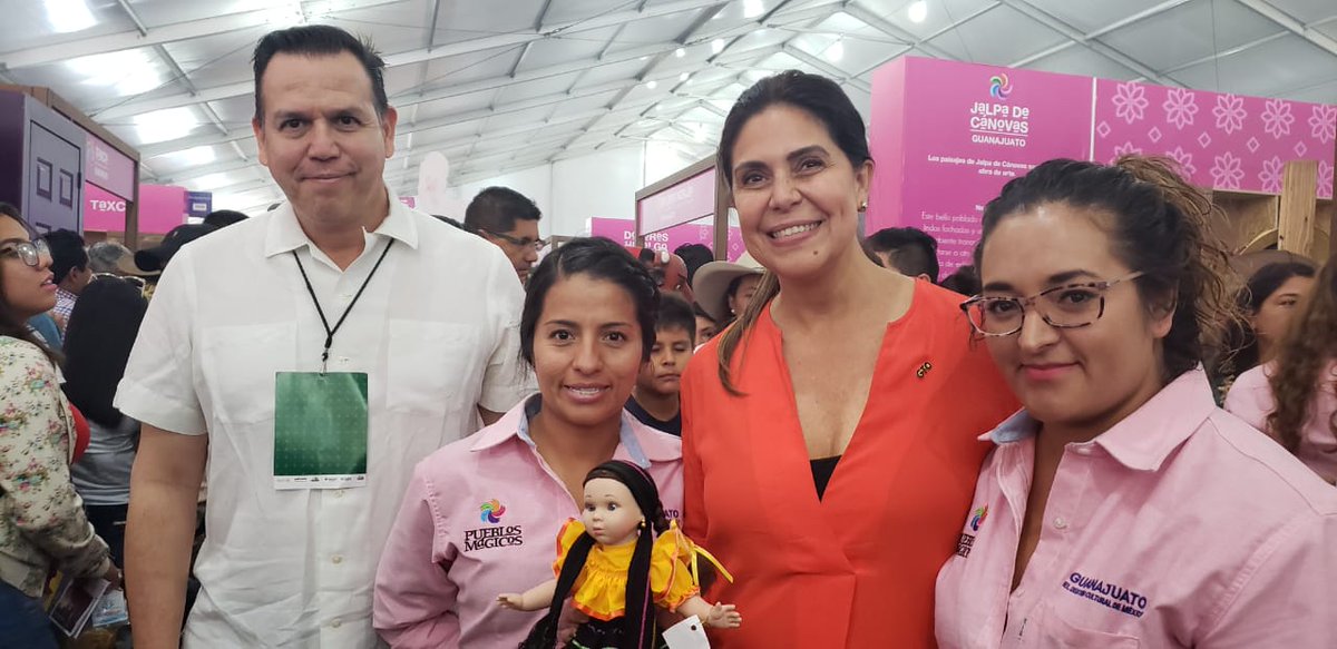 Productores de los Pueblos Mágicos del estado de #Guanajuato @DoloresMagico <a href="/SalvatierraMx/">Salvatierra Gto</a> <a href="/MdePozosMagico/">Mineral De Pozos Mágico</a> <a href="/YuririaMagico/">Yuriria Guanajuato</a> <a href="/JalpaMagico/">Jalpa de Cánovas PM</a> <a href="/TurismoComonfor/">Turismo Comonfort</a> son visitados en su stand de la Feria Nacional de #PueblosMágicos por <a href="/edelamadrid/">Enrique de la Madrid</a>
<a href="/Silvano_A/">Silvano Aureoles</a> y la Secretaria Teresa Matamoros