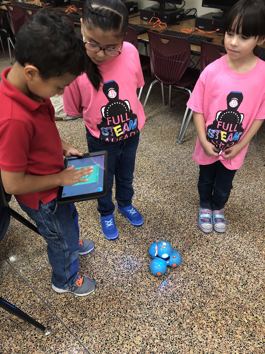 lramos1227's tweet image. First graders ❤️ programming Dash🤖 Thanks @WonderWorkshop ! @LFEtheplacetobe #losfresnoscodes #codingthefuture