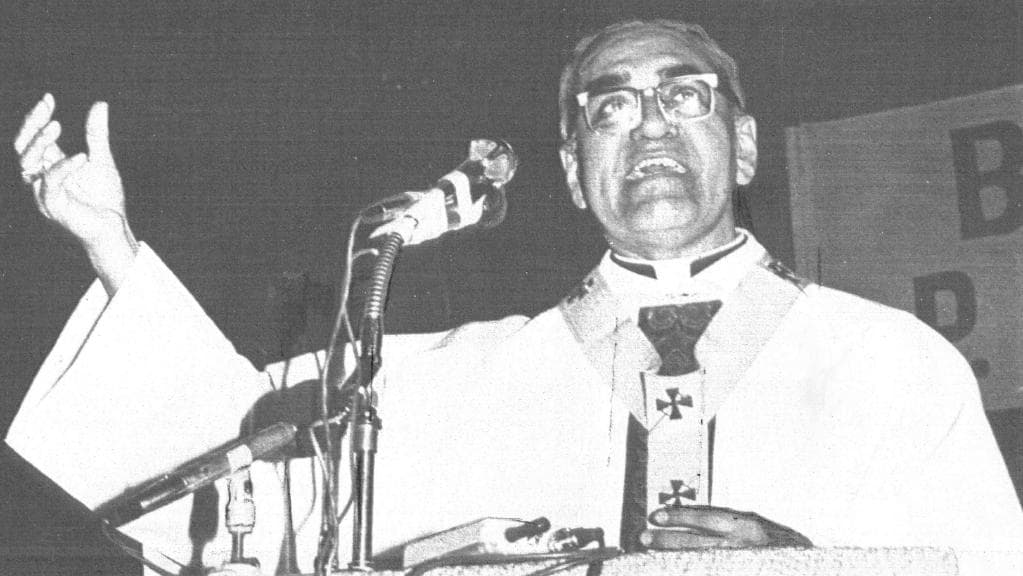 CEVmedios's tweet photo. Mons. Romero "Si hay un conflicto entre el gobierno y la Iglesia no es porque la Iglesia sea opositora política del gobierno, sino porque el conflicto ya está establecido entre el gobierno y el pueblo, y la Iglesia defiende al pueblo" (Homilía 21 de octubre de 1979, VII 364). https://t.co/KNXgvRtPJO