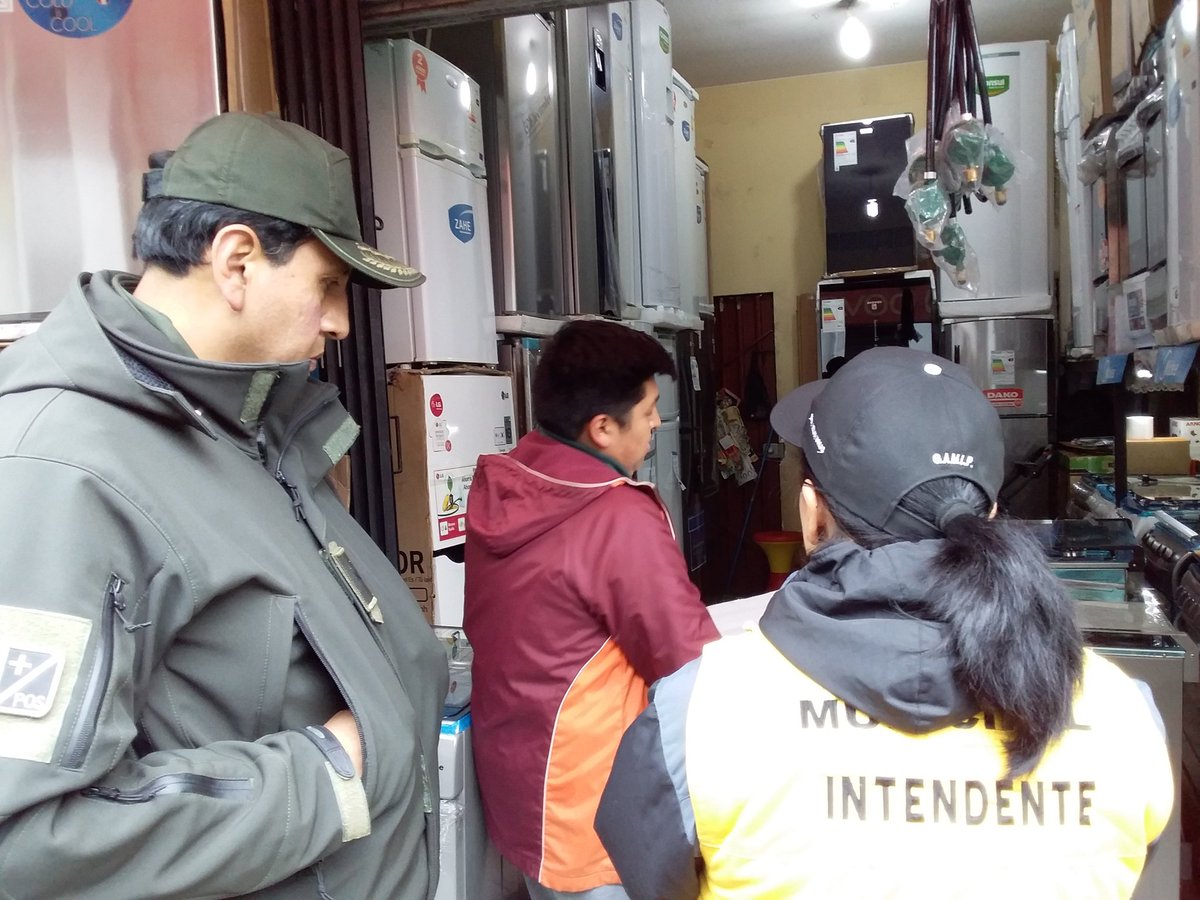 SubMaxParedes's tweet photo. #Ahora #DeÚltimo
#MaxParedes Personal de la Subalcaldia Max Paredes en coordinación con #IntendenciaLP, Guardia Municipal y Policía Boliviana realizan Operativo de control de excesos en la utilización de aceras por parte de vendedores en la calle Eloy Salmón y calles aledañas. https://t.co/43yk3hLwrn