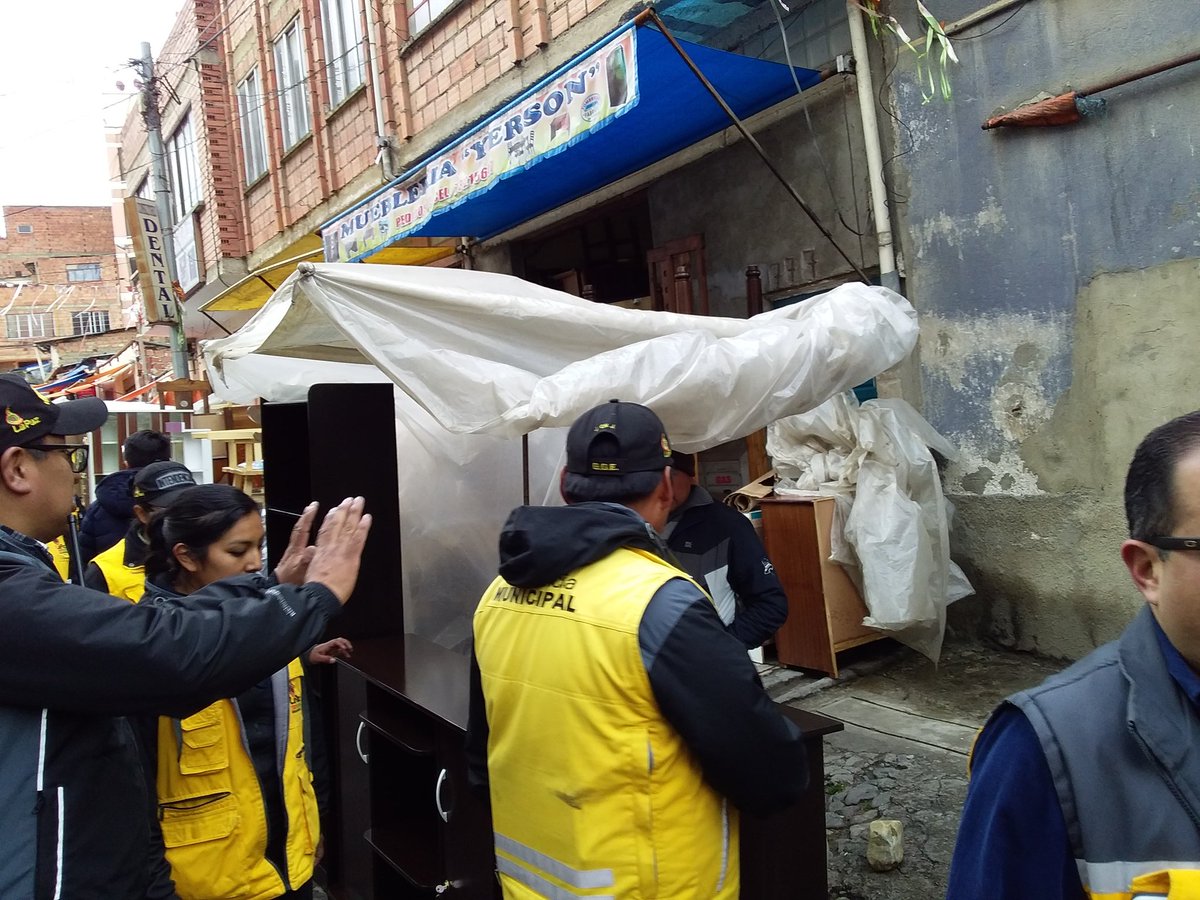 SubMaxParedes's tweet photo. #Ahora #DeÚltimo
#MaxParedes Personal de la Subalcaldia Max Paredes en coordinación con #IntendenciaLP, Guardia Municipal y Policía Boliviana realizan Operativo de control de excesos en la utilización de aceras por parte de vendedores en la calle Eloy Salmón y calles aledañas. https://t.co/43yk3hLwrn