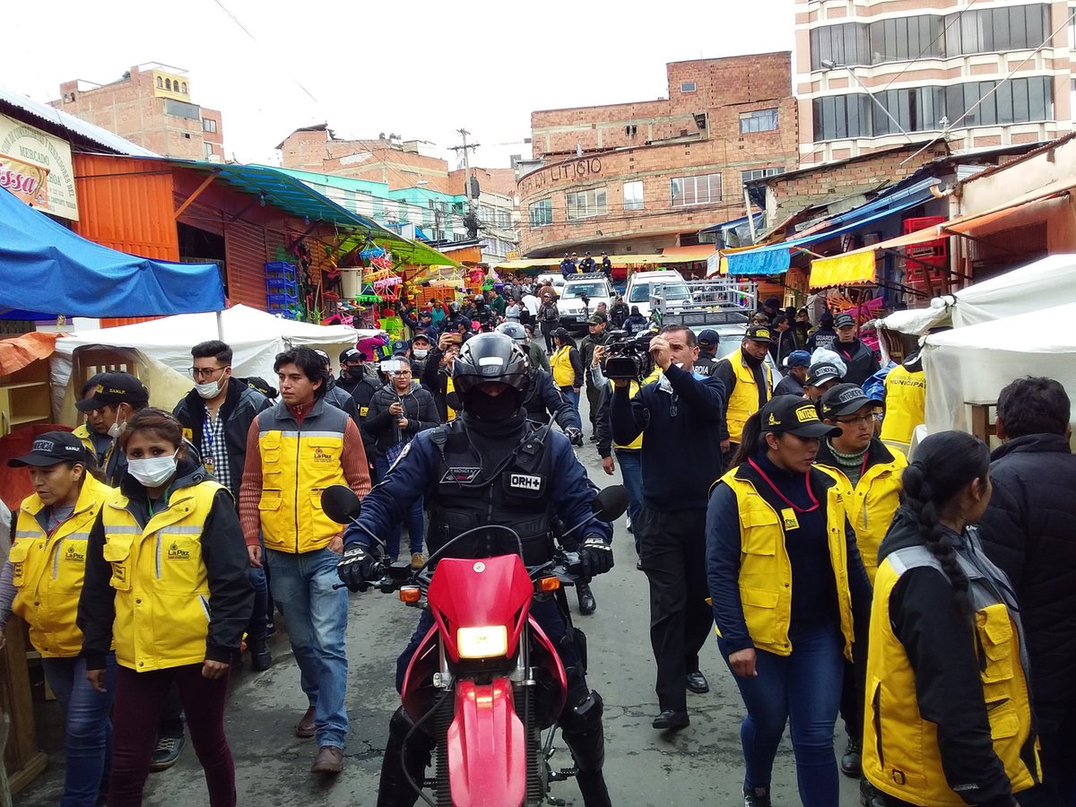 SubMaxParedes's tweet photo. #Ahora #DeÚltimo
#MaxParedes Personal de la Subalcaldia Max Paredes en coordinación con #IntendenciaLP, Guardia Municipal y Policía Boliviana realizan Operativo de control de excesos en la utilización de aceras por parte de vendedores en la calle Eloy Salmón y calles aledañas. https://t.co/43yk3hLwrn
