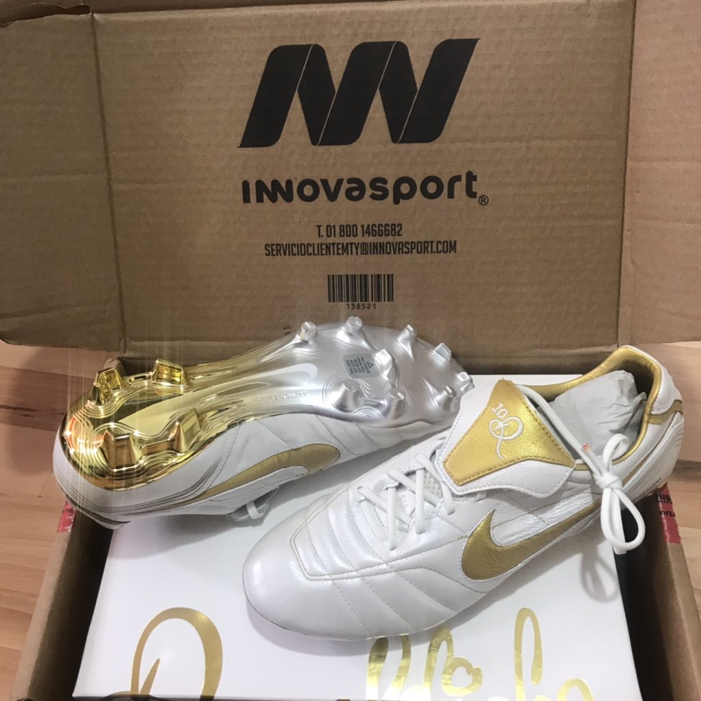FUTBOLISTAS on Twitter: "Épica edición limitada 🔥 #Nike #Tiempo #Legend # R10 #Gold Remake de las míticas botas @10Ronaldinho utilizó en 2005 | @innovasport tuvo a la venta en #México esta exclusiva