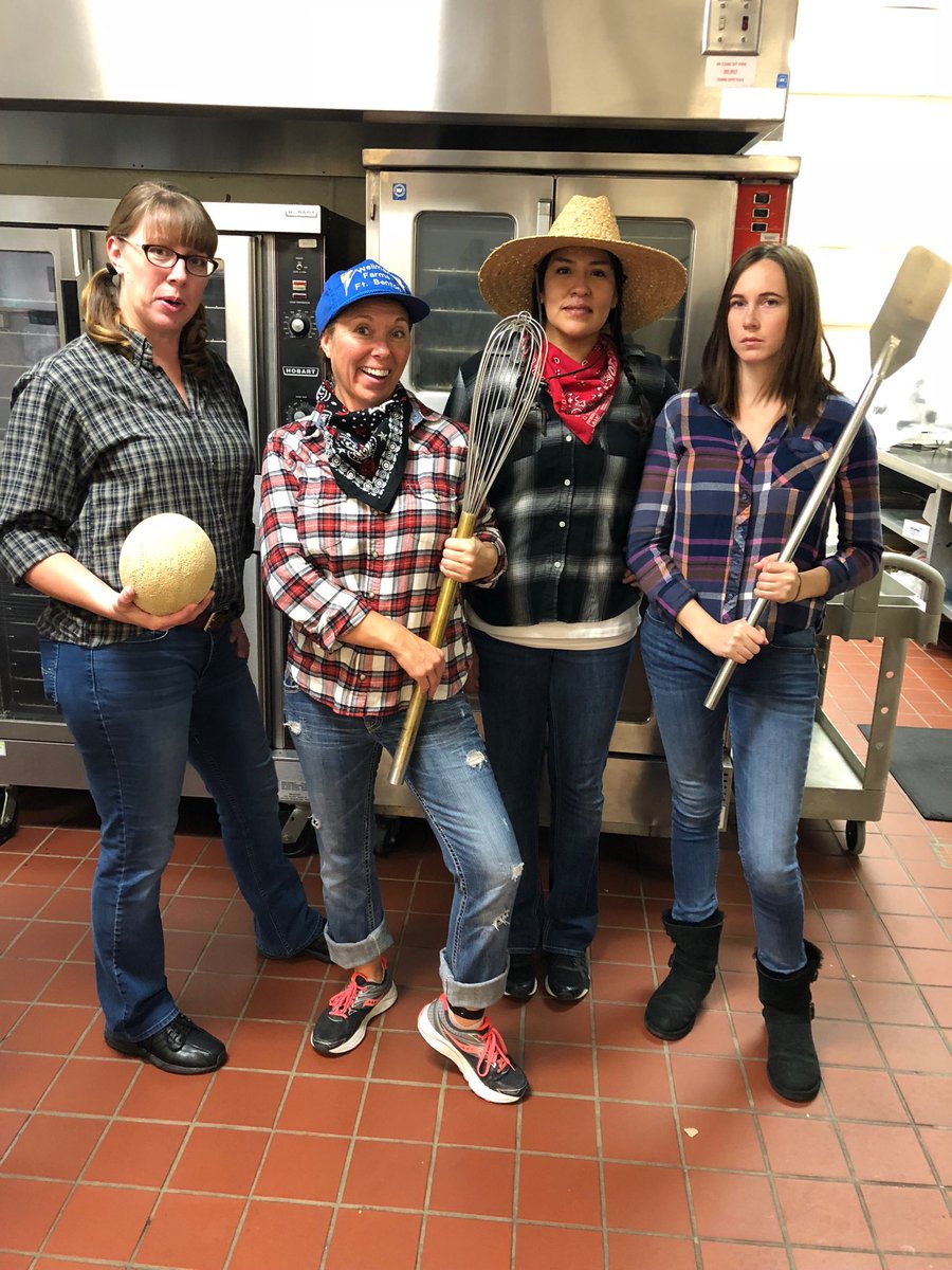HMS kitchen staff celebrates #NationalFarmersDay  ⁦<a href="/FUTP60/">Fuel Up to Play 60</a>⁩  ⁦<a href="/DairyMAX/">Dairy MAX</a>⁩