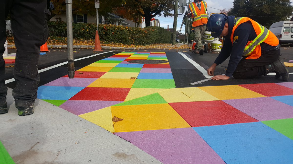 ThermoDesign1's tweet photo. L'équipe #ThermoDesign était à Granby aujourd'hui!
C'est à l'intersection des rues Glen et Vittie qu'ils ont mis en place une traverse piétonnière unique ! Marquage thermoplastique de type #TrafficPatterns @EnnisFlint
Our team installed a new custom crosswalk in Granby(Qc) today! https://t.co/CGrwXIqgx8