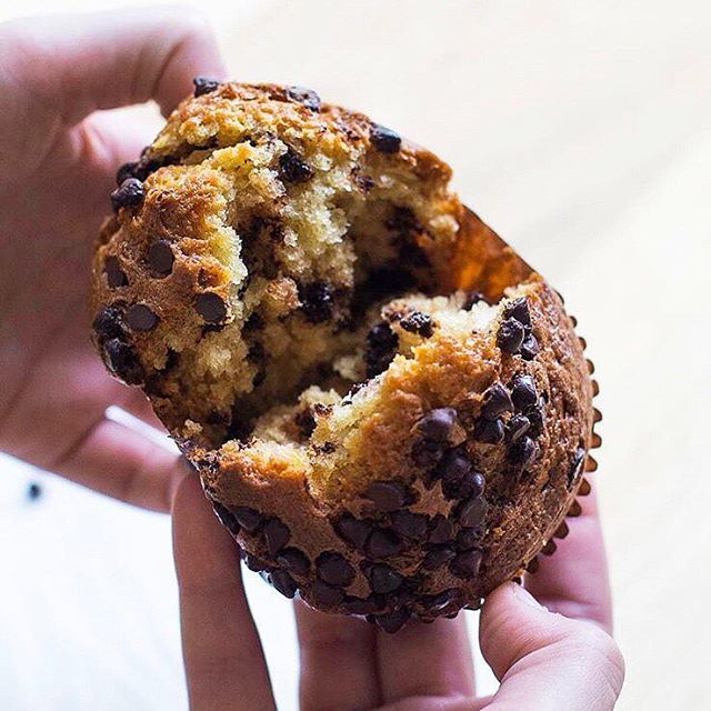 TasteLabDC's tweet image. FYI tomorrow is national *Treat Yo’ Self Day*. Go on, you deserve it!! #treatyoself #madeindc #madeintastelab 📸 by @uprisingmuffins 
________________
#dceats #dcfoodporn #fridayvibes #readyfortheweekend #chocoholic #muffins #freshoutoftheoven #treaty… ift.tt/2RGKd9k