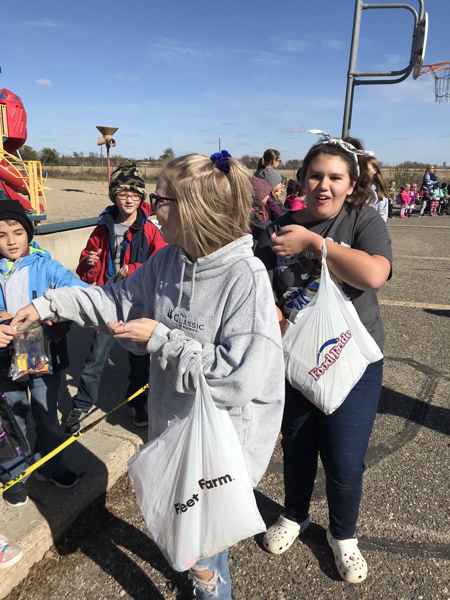 EVWDECA's tweet image. DECA members Morgan and Amelia helping hand out candy to EVW students!🔷 #HOCO2018 #DECA