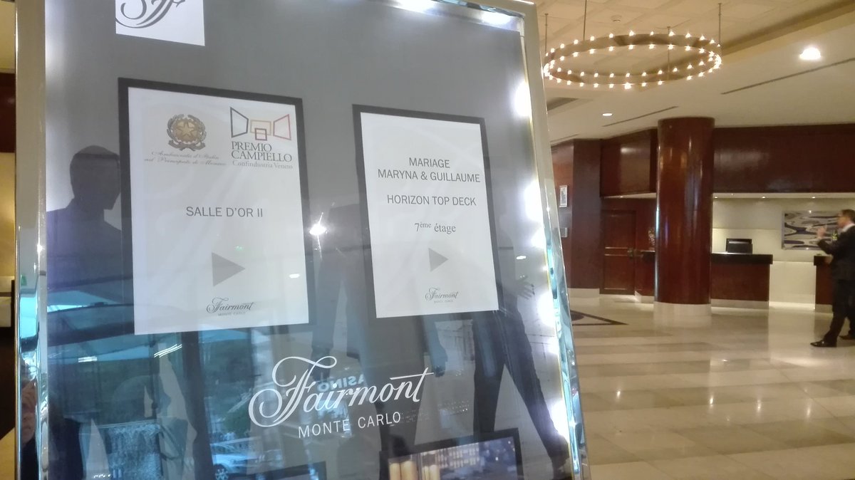 VeroneseCris's tweet photo. Premio Campiello a Monaco: il presidente della Giuria dei Letterati #CarloNordio con un libro che ha partecipato ad #OperaPrima 😊📕💜
#Campiello2018  #ÈInfinitaLoSento 💕 @LeucoteaEdizion @ParoleDaMonaco @PremioCampiello https://t.co/GKeeer0XSy