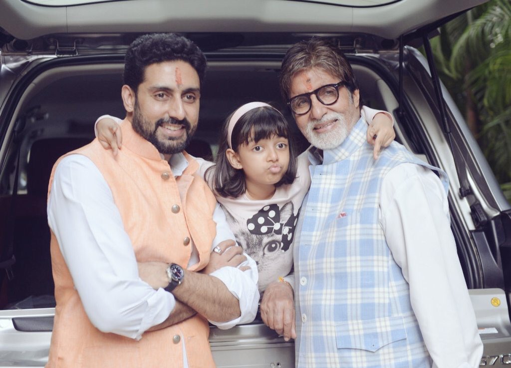 TasnimaKTastic's tweet photo. Look at that little cutie in the middle! 😘 #TripleAs @SrBachchan @juniorbachchan #AaradhyaBachchan https://t.co/SUzz1R45nY