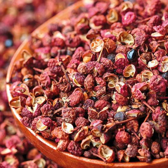 TakeoutKit's tweet image. Many people are surprised to learn that Sichuan peppercorn isn't really a pepper at all. Its main claim to fame is the powerful numbing sensation it causes around the mouth. Try it in our Sichuan Mapo Tofu &amp;amp; Jasmine Rice kit: buff.ly/2IkLXQP 🇨🇳 #takeoutkit #mapotofu