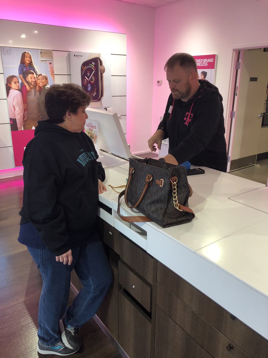 TmobileDean's tweet photo. Wolf solving customer pain points one customer at a time! Come visit him at 6351 Mayfield rd for all your @TMobile needs! #MayfieldMilitia @k_simp72 @Kenyadunn12 @Dana_Edwards24 @Kraus__M @russ_paul16 @rsnorbeck @CinciSusieD https://t.co/zS26mgY2UI