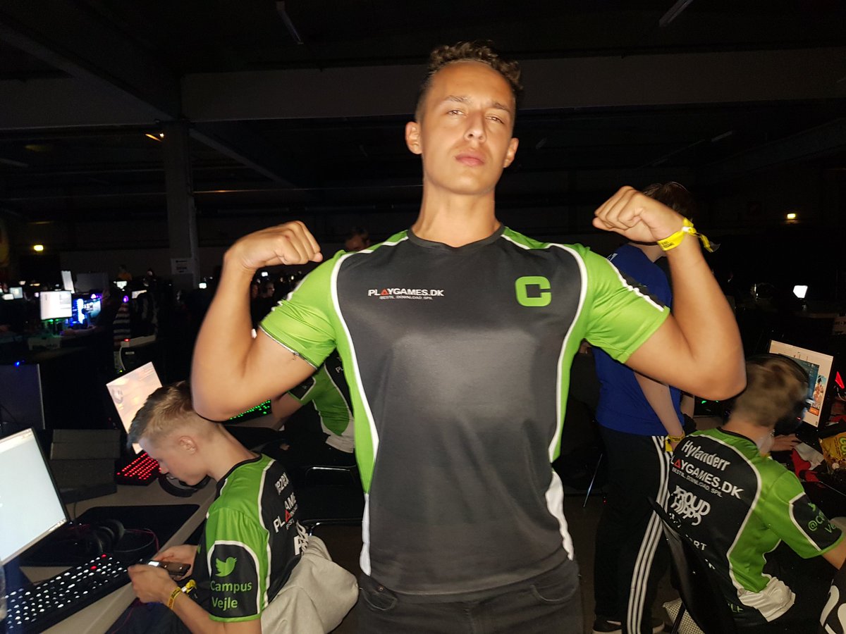 CampusVejle's tweet image. .@ShahataGG og CV.OC er klar til kamp. @rezexCS spiller med som stand-in da @Sauerjin desværre blev forhindret i at deltage.

Kom så @ShahataGG @Fidde1337 @ZevoxCS @Qu1stenCSGO @rezexCS !💪