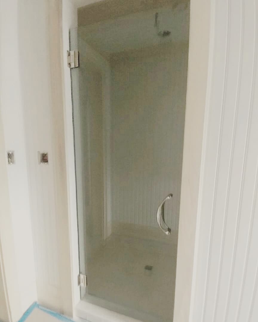 BTglass1960's tweet photo. Frameless headerless shower enclosure, frameless shower door. #brittandtilsonglass #asheville #showerenclosure #framelessshower #headerless #noheader #WNCshowerdoor #showerdoor #glassshower @LuxAsheville https://t.co/0PjNolpZbX