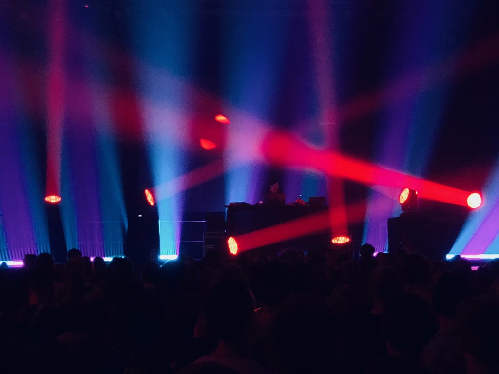 robbertd's tweet image. Jon Hopkins, Den Grå Hal.