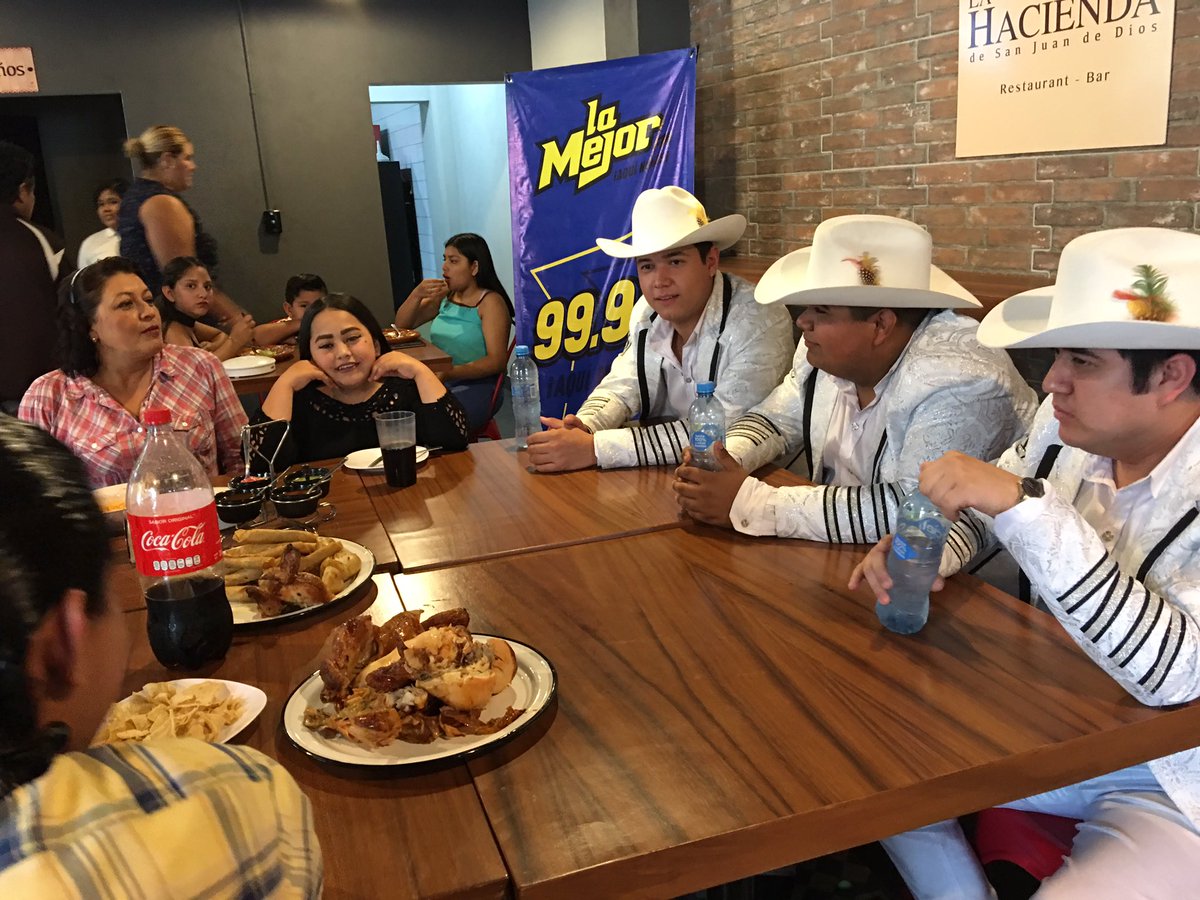 LaMejorFmLeon's tweet photo. #LosCapis esta tarde conviviendo con algunos fans en Restaurant La Hacienda fb: #LaHaciendaDeSanJuanDeDios dale me gusta 👍 https://t.co/39B44pgG7O