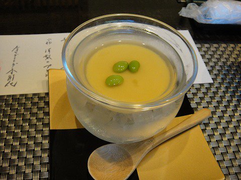 新美 勝利 寿司ダイニング季鮮花でランチ グループメンバー7人と 半田インターチェンジ近くの寿司ダイニング季鮮花でランチをしました 移転してからは初めての来店ですが 駐車場から十数段の階段を昇った高台にあります 我々メンバーだけの個室に通され