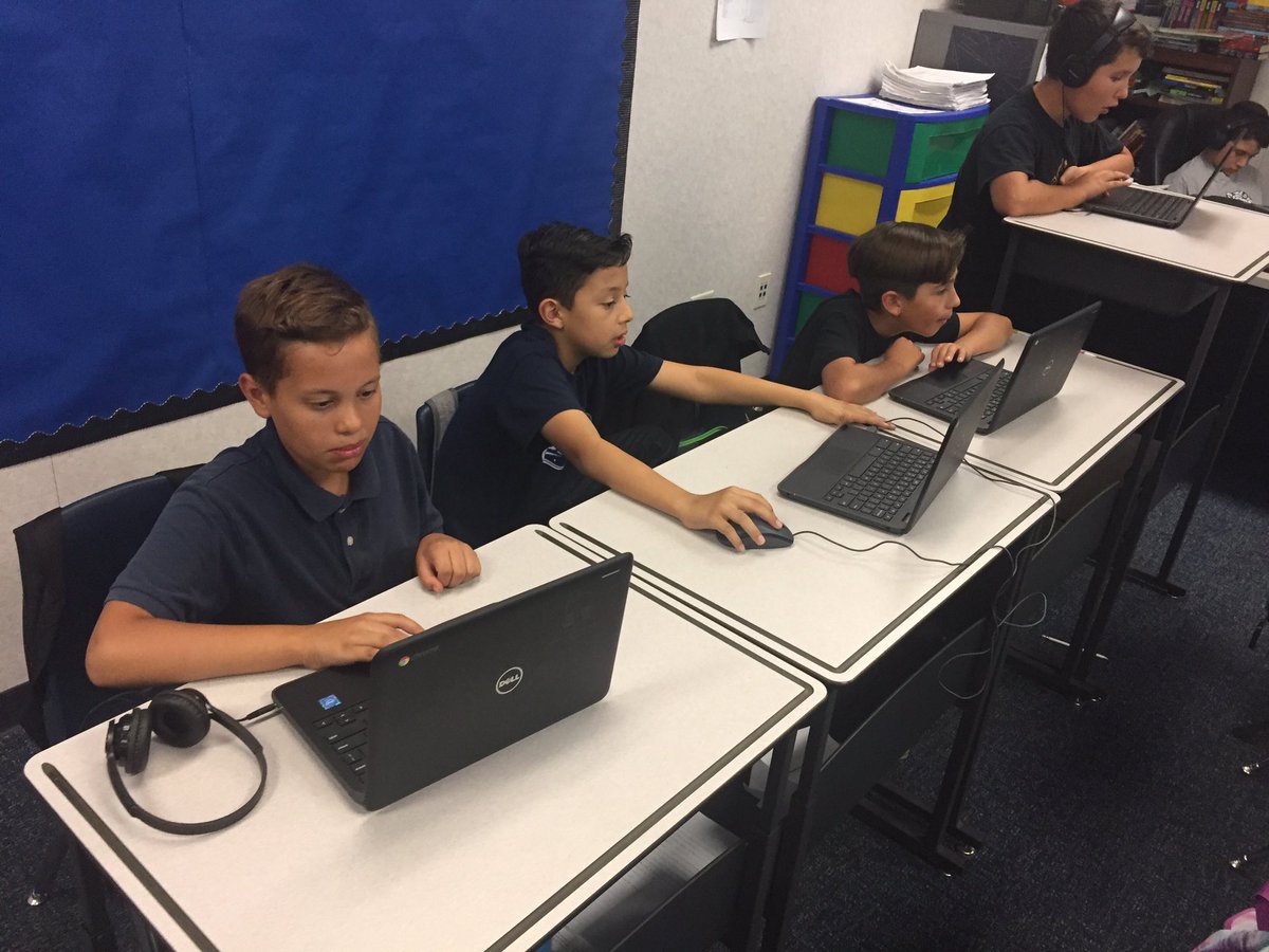ansonruiz's tweet photo. Gamification of coding in Comet Club #CombatCoding @Krystal_Comets https://t.co/BnonD0bsoq