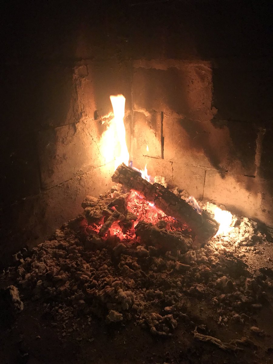 UlrikaHV's tweet photo. En jobbvecka med extra allt efter bästa semesterveckan... men det som processas där uppe efter go’ middag och fredagsmys är SAMTALEN. Lärteamssamtal, bedömningssamtal, dialogsamtal, pedagogiskt rådssamtal m.fl. #rektor #vallaskolan https://t.co/e0EdSaTul9