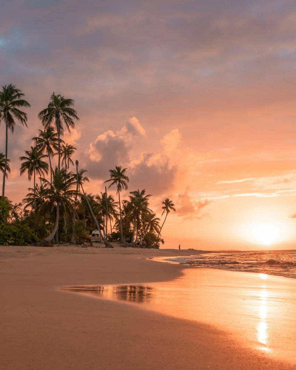 PRBucketList's tweet photo. Sentir el tierno abarazo de un Atardecer ☀✨
#PlayaVaciaTalega #Loiza
📷: smrlens
.
.
.
#Tierno #Atardecer #Piñones #HoraMagica #Palmeras #Sol #Tropical #CarribeanSun #Salty #IslandLife #IslaDelEncanto #TurismoInterno #Tungsten #OrangeSky #TravelBlogger #PRBucketList #PRBL https://t.co/BvdmTsca8g