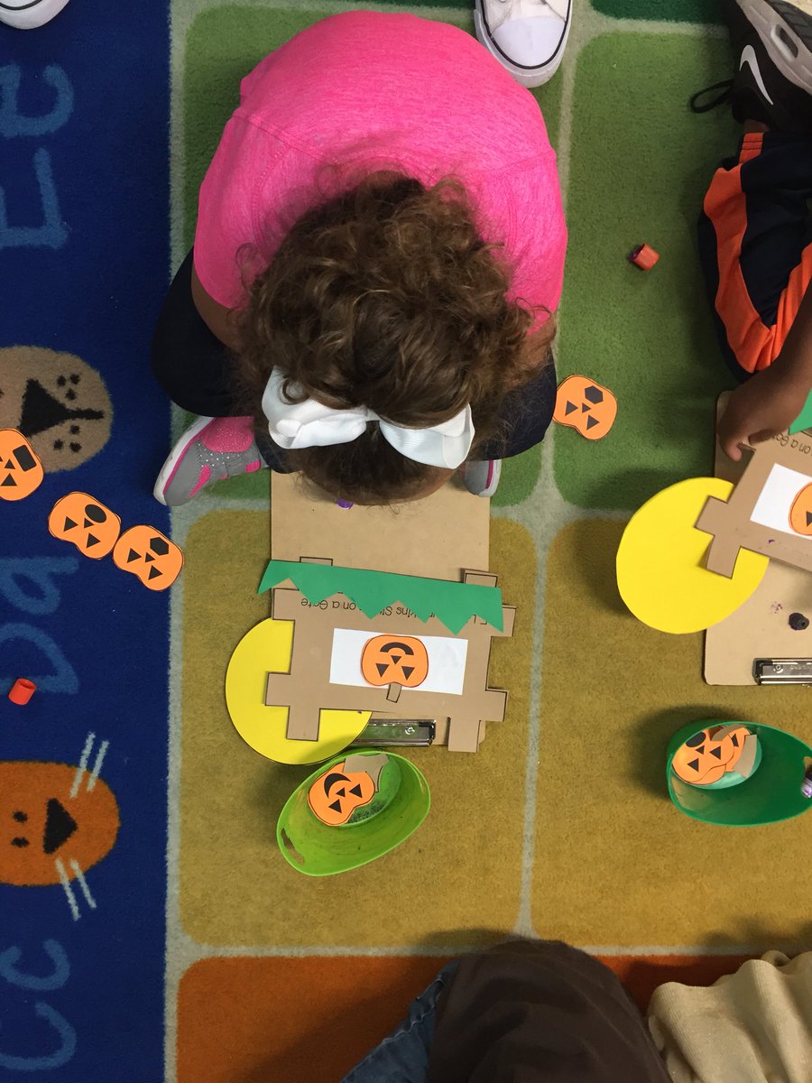DeenaBrendin's tweet photo. Crafting 5 Little Pumpkins Setting on a Gate today so much fun. @BrenhamEclc https://t.co/i7J3srEyrH