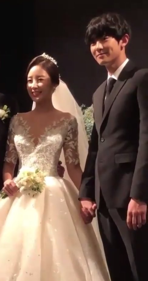cuzCY_SH's tweet photo. 손 꼬옥 잡고 있는 유라언니와 듬직한 찬열이☺️ https://t.co/96FqkTtrvq