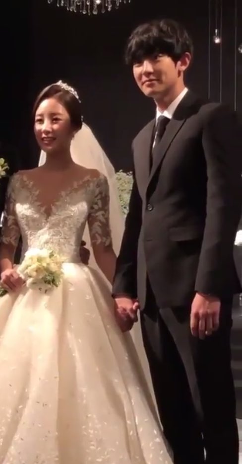 cuzCY_SH's tweet photo. 손 꼬옥 잡고 있는 유라언니와 듬직한 찬열이☺️ https://t.co/96FqkTtrvq