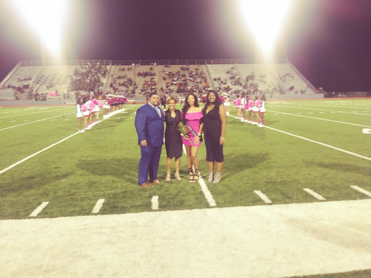 whsmustangs's tweet photo. Westfield wins! 42-14.  It was a beautiful night for a homecoming game and a homecoming victory. https://t.co/8HRqvgRRpC