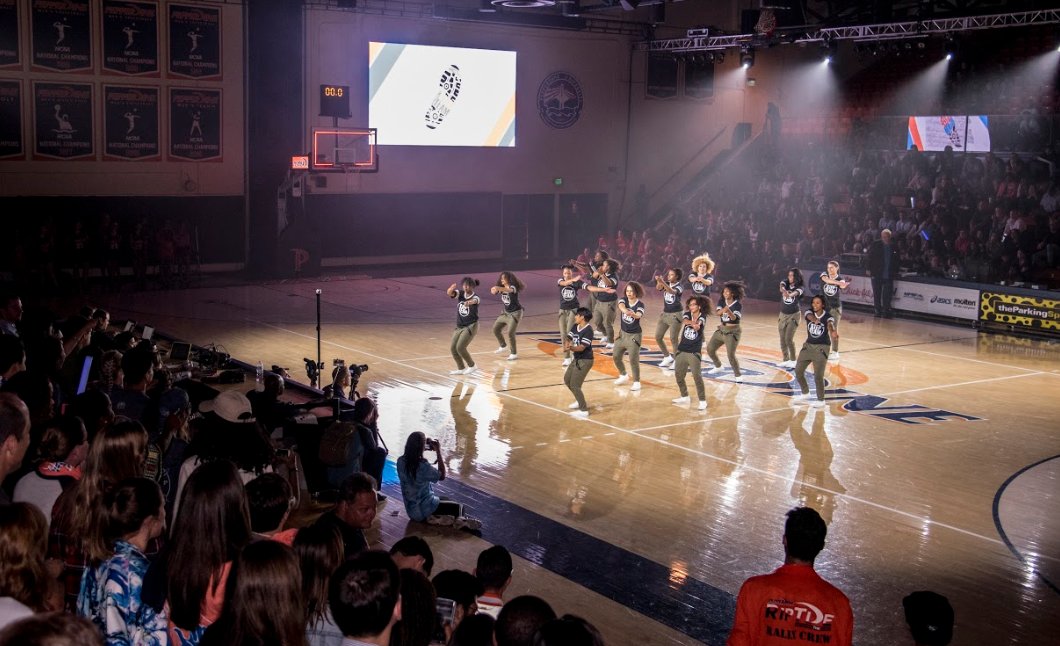 WavesWeekend's tweet photo. Blue &amp; Orange Madness is here! Get over to Firestone Fieldhouse to join us for the kickoff of the Waves men's and women's basketball seasons! Celebrated as one of Pepperdine's greatest traditions, this ultimate pump-up event won't let you down! #WavesWeekend https://t.co/rdiLQFfFOG