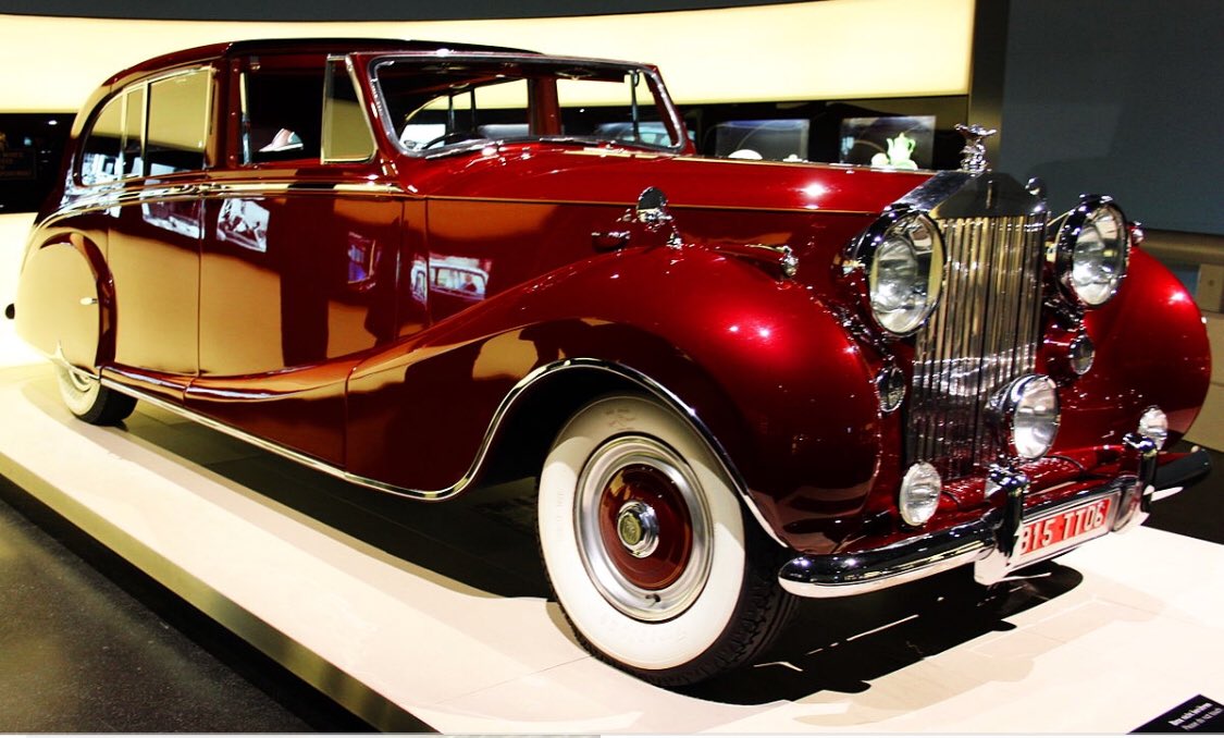 becdr2's tweet photo. A Rolls-Royce model Phantom IV, a 1950s luxury car
#RollsRoyce #PhantomIV #1950 #billionairtoy #billionairluxurycars #luxurylifestyle #entrepreneur #businessowner #collectorcars #classiccars #millionairelifestyle #rich #whitewalltires https://t.co/xFmMeHnenC