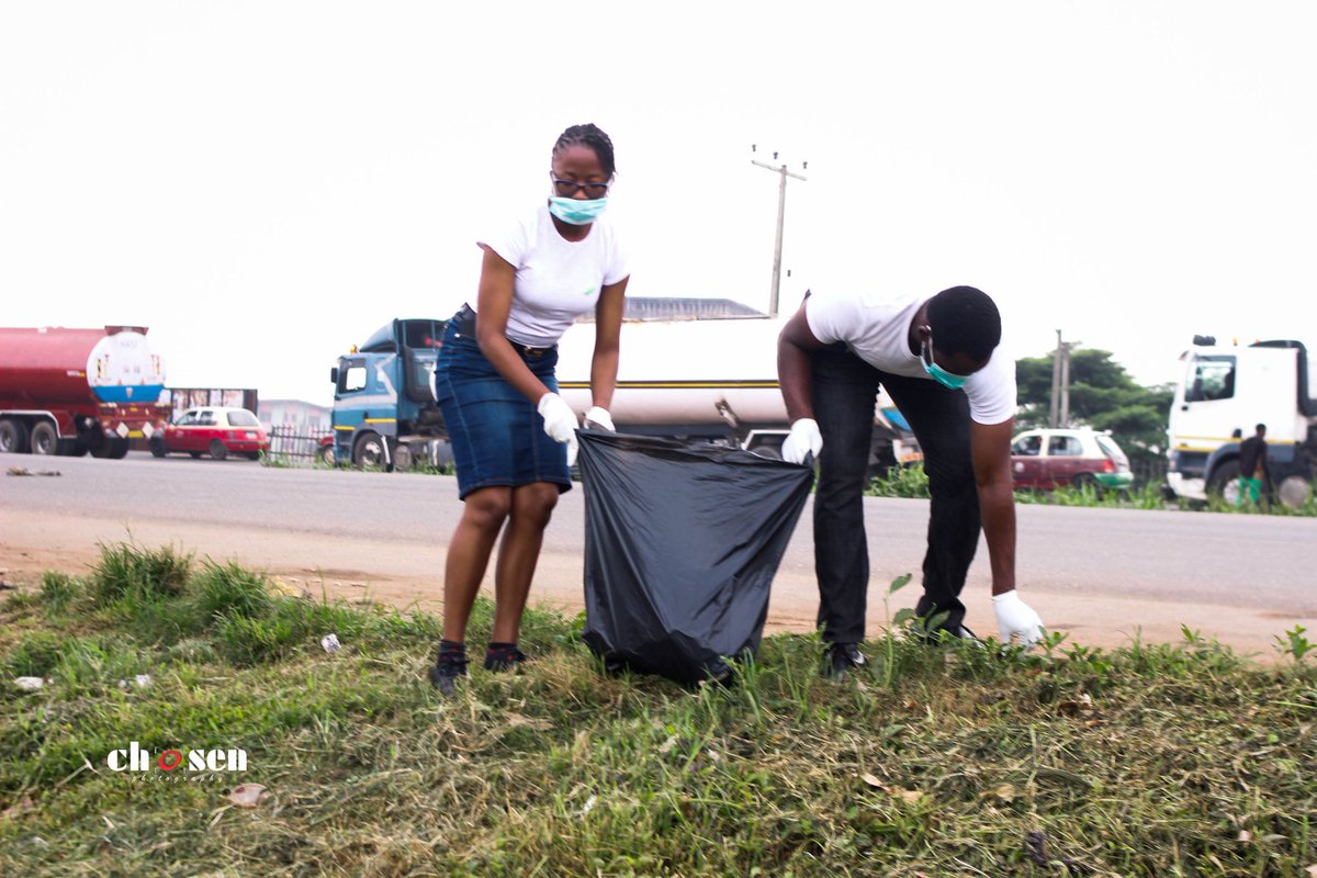 e_fasuba's tweet photo. 1. As we celebrate #PTDOS #PTserves #Transform all over the world, I joined a group of volunteers in cleaning/clearing an open field along Iwo road axis, Ibadan. Oyo State, Nigeria @PTDayofService https://t.co/BMlun1LK7V