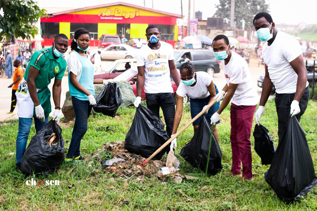 e_fasuba's tweet photo. 1. As we celebrate #PTDOS #PTserves #Transform all over the world, I joined a group of volunteers in cleaning/clearing an open field along Iwo road axis, Ibadan. Oyo State, Nigeria @PTDayofService https://t.co/BMlun1LK7V
