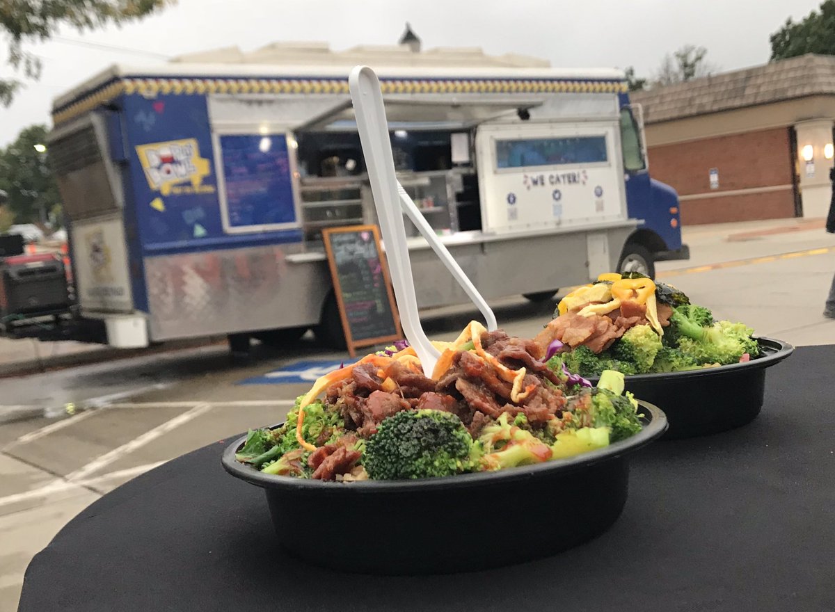 Beautiful fall night in Downtown Lee’s Summit. Come to the festival tonight tomorrow and Sunday! Outstanding food and drink choices!   <a href="/SummitArtFest/">Summit Art Festival</a> <a href="/cityofLS/">City of Lee's Summit</a> <a href="/BopNBowl/">BopNBowl</a> @CoffeeCakeKC  <a href="/embracethegrape/">Embrace the Grape</a>