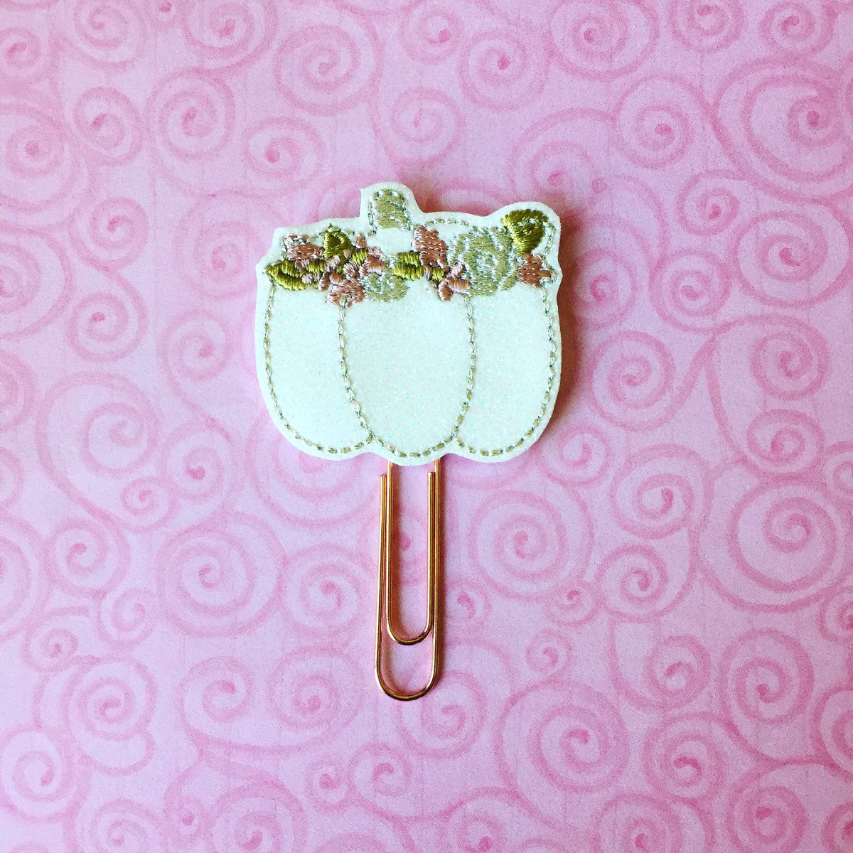 TheCraftyMail's tweet photo. Another #customorder I'm in ❤️with! #plannerclips #plannercommunity #plannersupplies #felties #plan #planner #planneraddict #pumpkin #floral #whitepumpkin #friday #friyay #weekend #etsy #etsyseller #etsyshop https://t.co/u7On3ptKrt