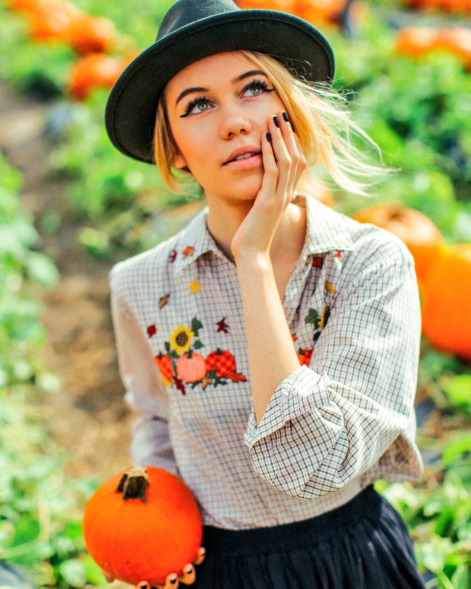 jessiepaege's tweet photo. NEW VIDEO: Answering the tea I’ve been Avoiding ⭐️🌹 (relationship status, my puppy) 

LINK: https://t.co/JoH5Olgo4c

hehe like this tweet if you also want me to post part 2 of coming out to my mom this week 🦇 https://t.co/yqDwXPm3h8
