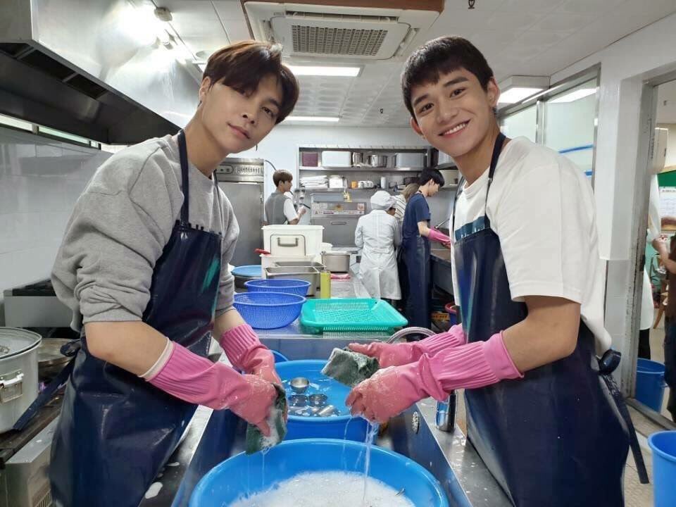 qianmin97's tweet photo. เขาแค่ล้างจานกันแต่ทำไมฉากล้างจานในหัวมัน... #จอห์นคัส #จอห์นลู #johnlu #johncas https://t.co/17s5LVcMjF