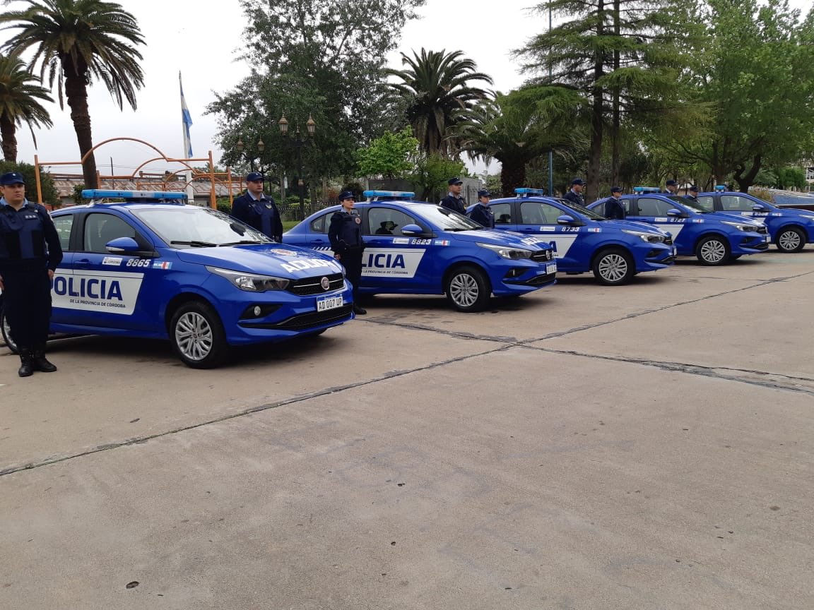 alfonmosquera's tweet photo. #Oncativo Entregamos Móviles policiales para la Dptal. Río II @PoliciaCbaOf, agradecemos el compromiso del Int. #GastonRe y el trabajo conjunto en materia de #Seguridad. @carlosmassei @gobdecordoba @gobdecordoba https://t.co/XR3I2j5A88