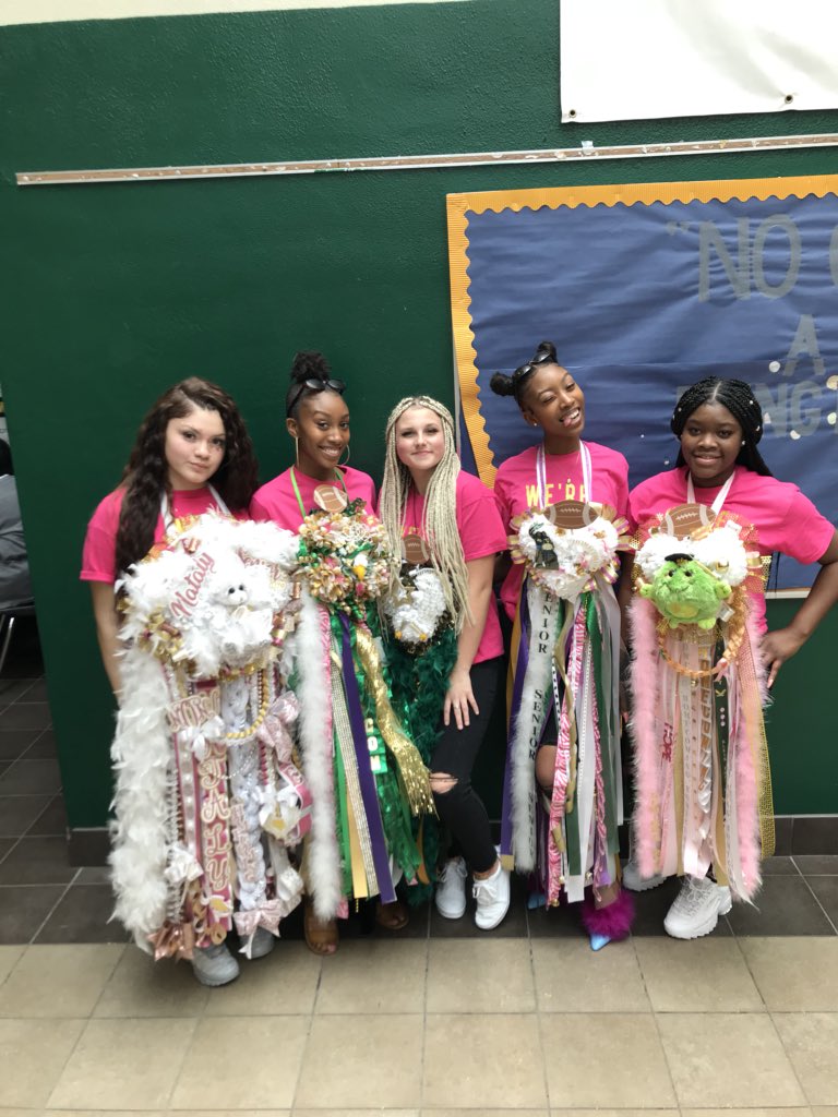 Queensofkf's tweet photo. A few of our Queens for Homecoming!! We love you ladies!ππ#Queensofkf #kleinforest #kisd #girlempowerment #greenandgold https://t.co/lztAbmcL2q