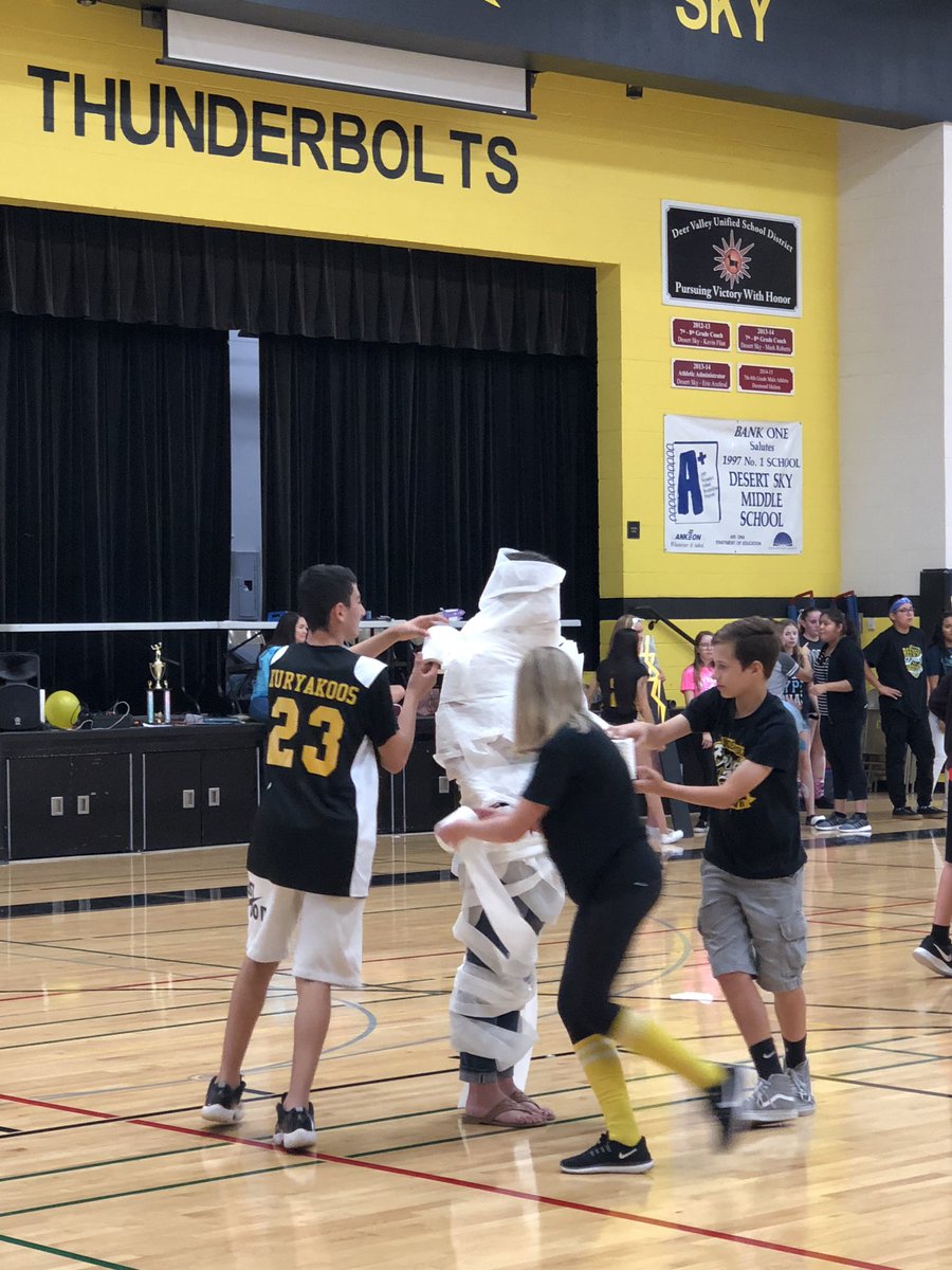 #takeflightFriday #DSMS students building community and showing our support for the @DVHSSkyhawks ... great to see former #Boltnation students marching and a fun assembly afterwards #youllflyatSky #takeFlight ⛈⚡️