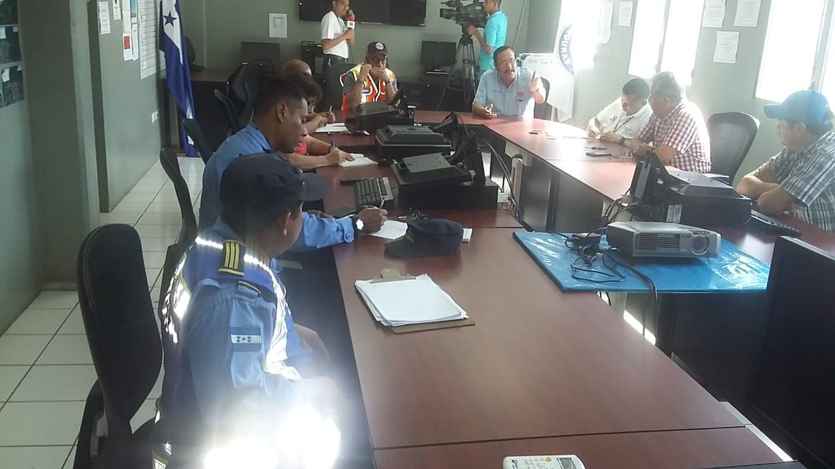 PoliciaHonduras's tweet photo. #UDEP1
Sostuvimos una reunión con miembros de #CONAPREN para tratar asuntos previo a la marcha del niño con cáncer que se desarrollará en la avenida San Isidro finalizando en la discoteca #Nazaru en #LaCeiba #Atlántida #Honduras #MásCercaDeTi https://t.co/azpF3z7OYN