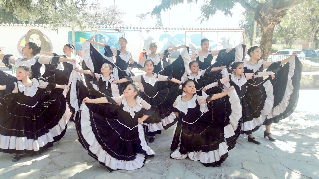 gisellamrf's tweet photo. Niñas de #PlayonesEducativos B Limache  #MareaAzulPE @artydance23 @fguillesaavedra @juancarlosvilc @patriciapinasco  @UrtubeyJM @danilisanti @larubita70 @aniberruezo https://t.co/iBAYNmRioo